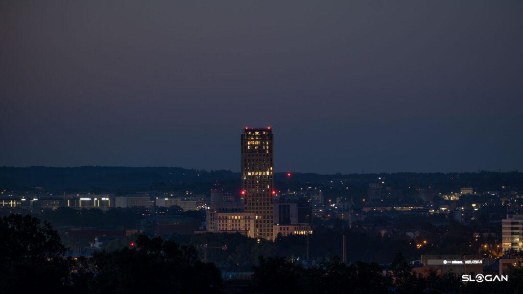 Zachód słońca latem na Kopcu Krakusa Podświetlony wieżowiec Unity Tower wieczorem
