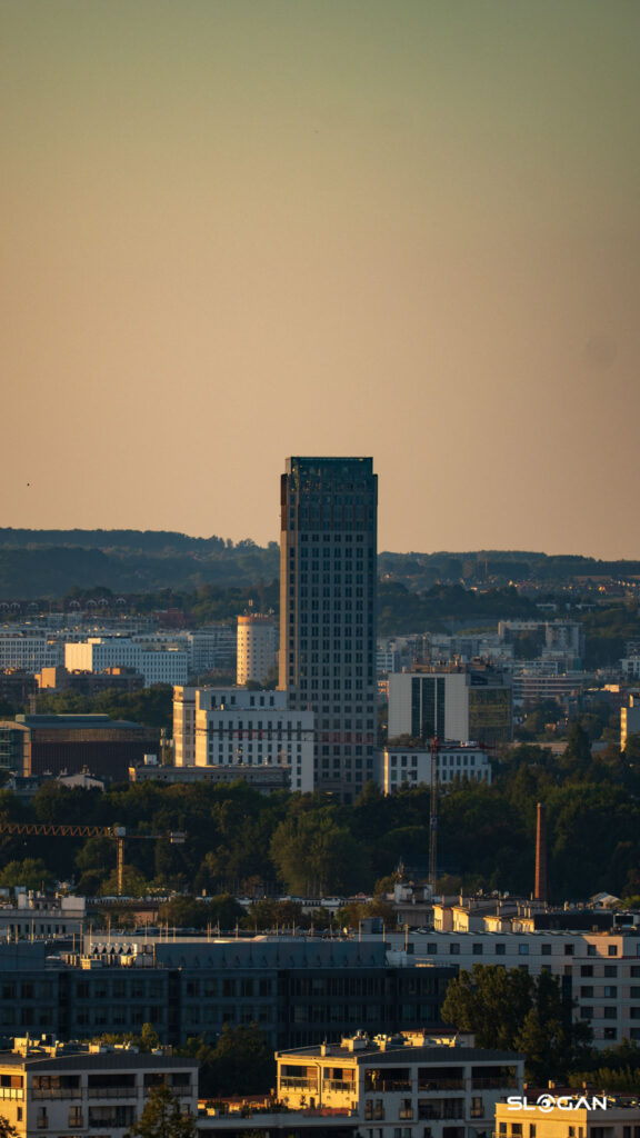 Wieżowiec Unity Tower w Krakowie o złotej godzinie widoczny z Kopca Krakusa